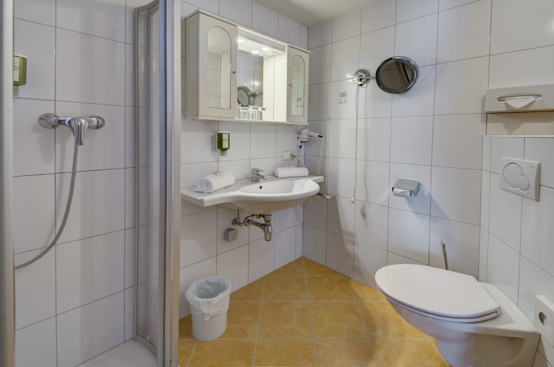 Badezimmer DZ Vötters Verwöhnhotel Kaprun