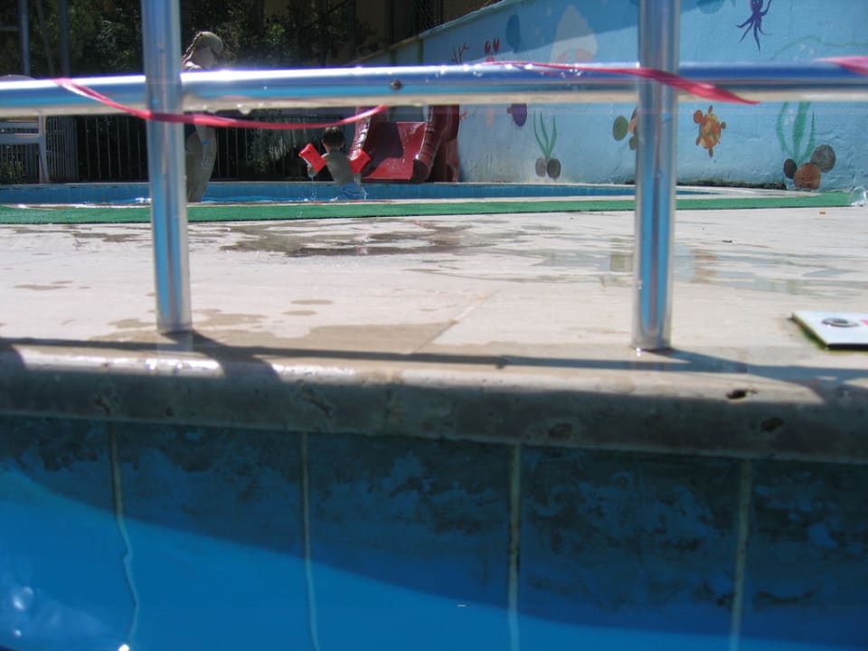 Stark verdreckte Poolanlage Mira Meridia Beach Hotel