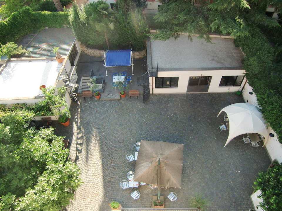 Von der Dachterrasse auf die Frühstücksterrasse Hotel Relais 6 Via Tolmino