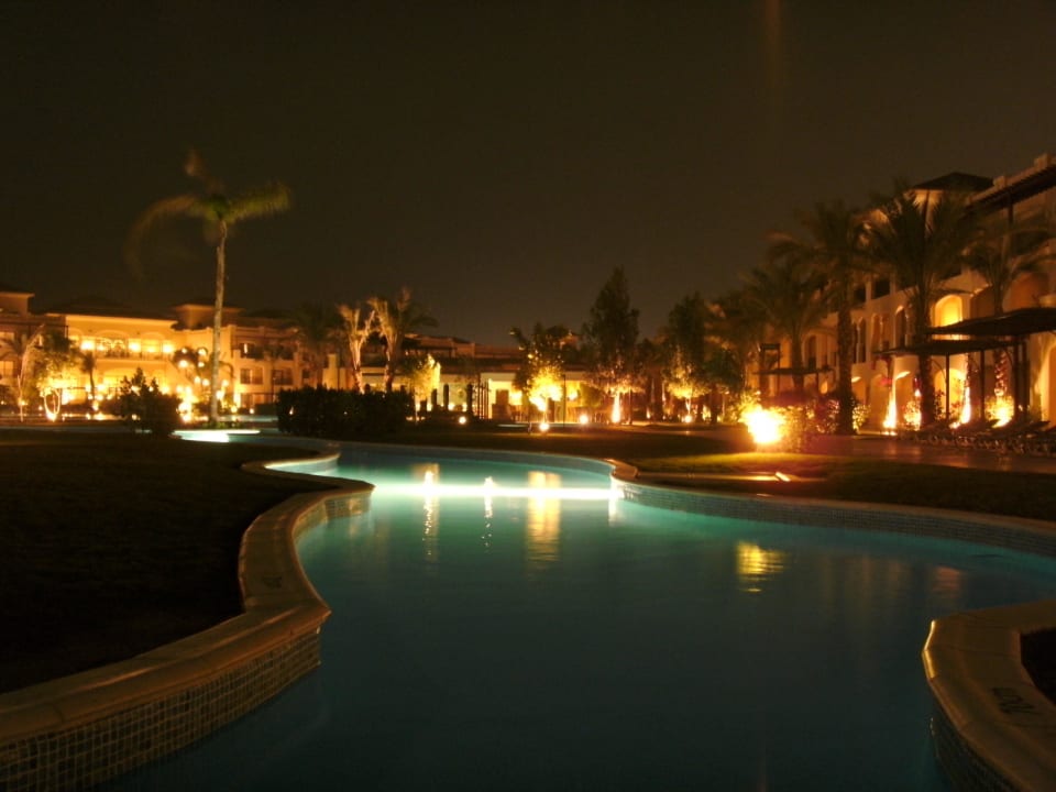 Ein großer Pool  JAZ Aquamarine Resort