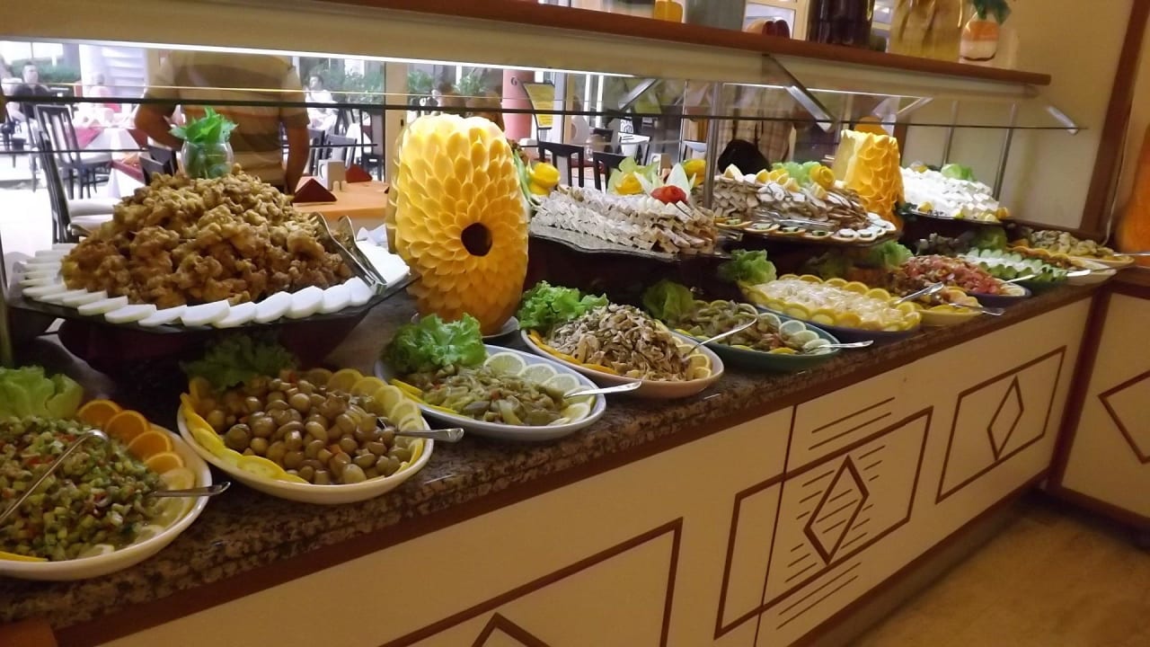 Салаты и закуски  Holiday Park Resort