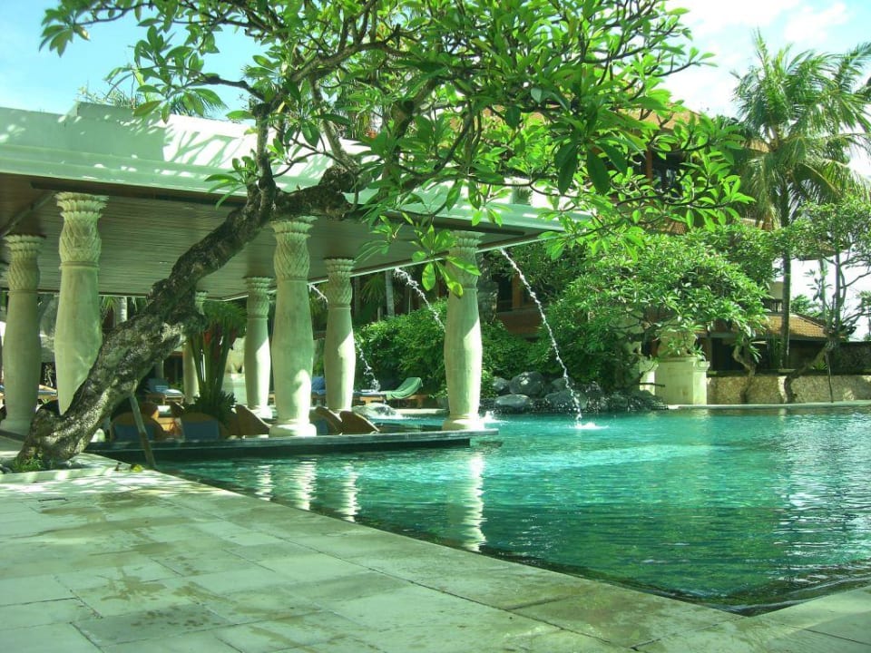 Hauptpool und Bar Puri Santrian