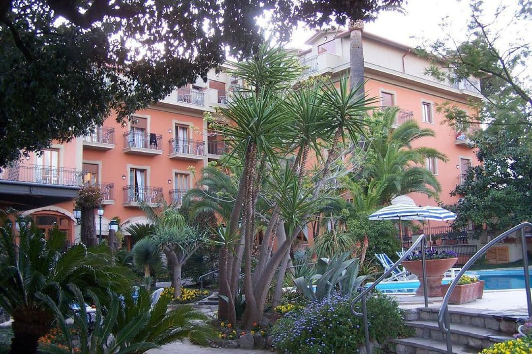 Kawalek hotelu i basenu Grand Hotel Ambasciatori