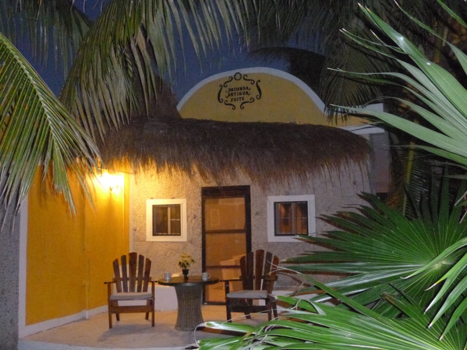 Die Lodge bei Nacht, mit Terrasse Hacienda Antigua Lodge