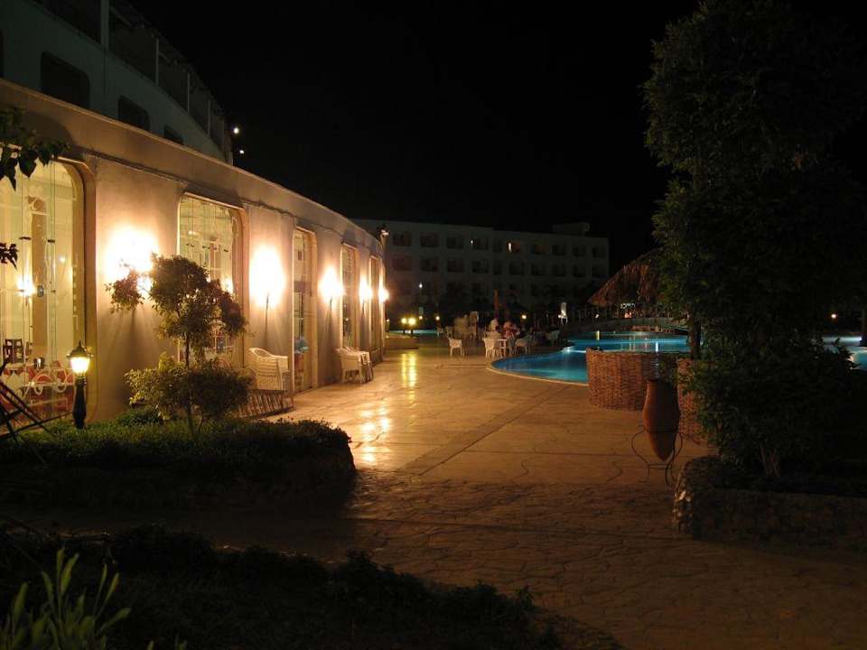 Jadalania nocą Titanic Resort & Aqua Park