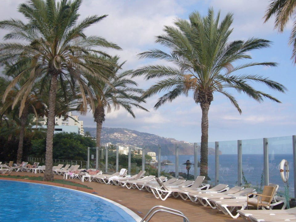 Liegen am Pool Pestana Grand Ocean Resort