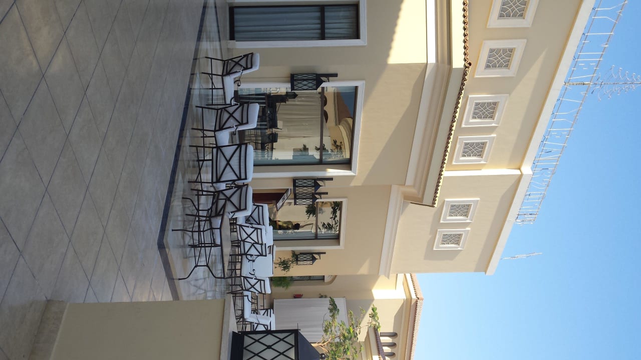 Taras przed lobby JAZ Aquamarine Resort