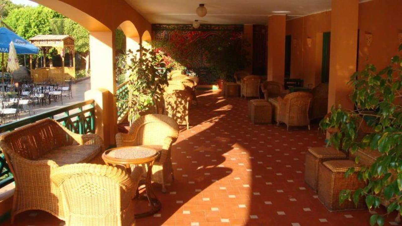 Sitzbereich der Aussenbar/Terrasse Giftun Azur Resort