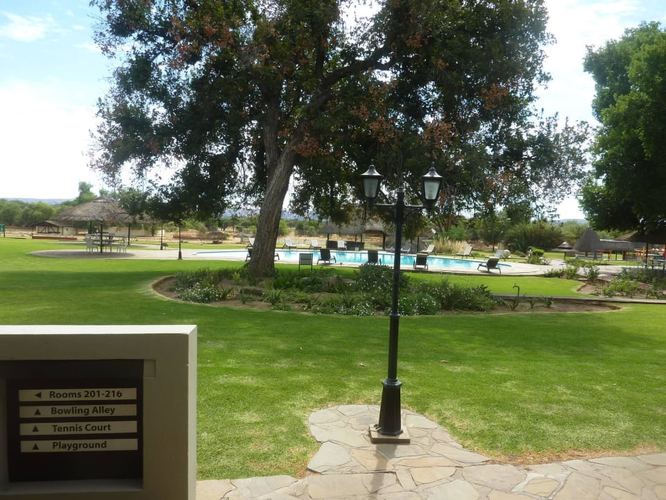 Blick durch Garten auf Pool Hotel Midgard Lodge