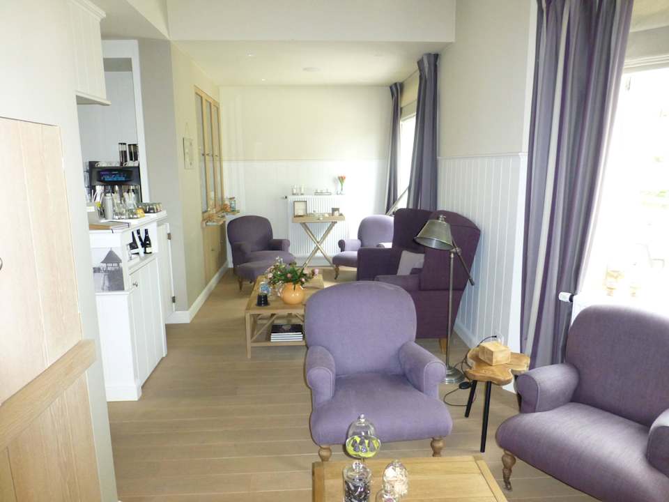 Sitzgelegenheiten hinter der Bar Hotel Apostrophe