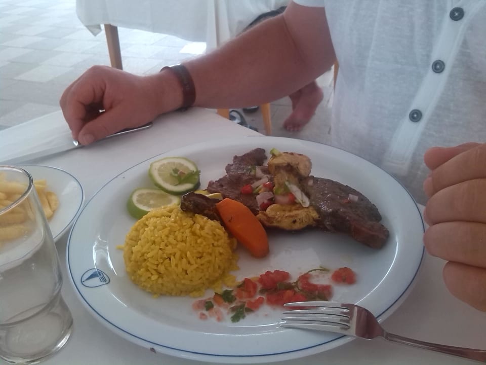 Essen in der Strandbar:-) Hotel El Mouradi Djerba Menzel