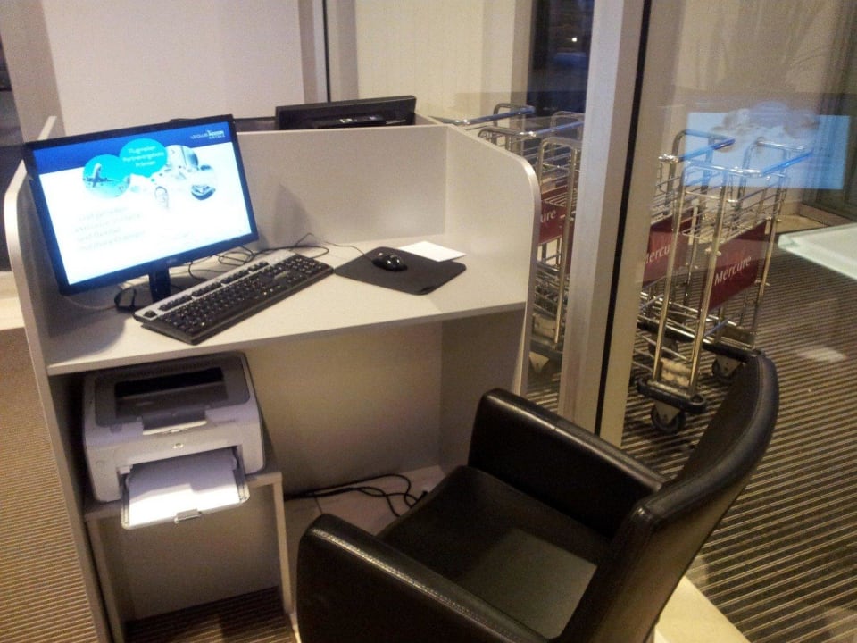 Internet-PC mit Drucker im Eingangsbereich Mercure Hotel Hamburg Mitte