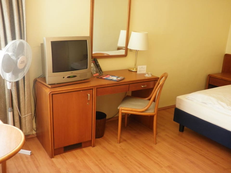 Schreibtisch/Minibar/TV Hotel Monopol