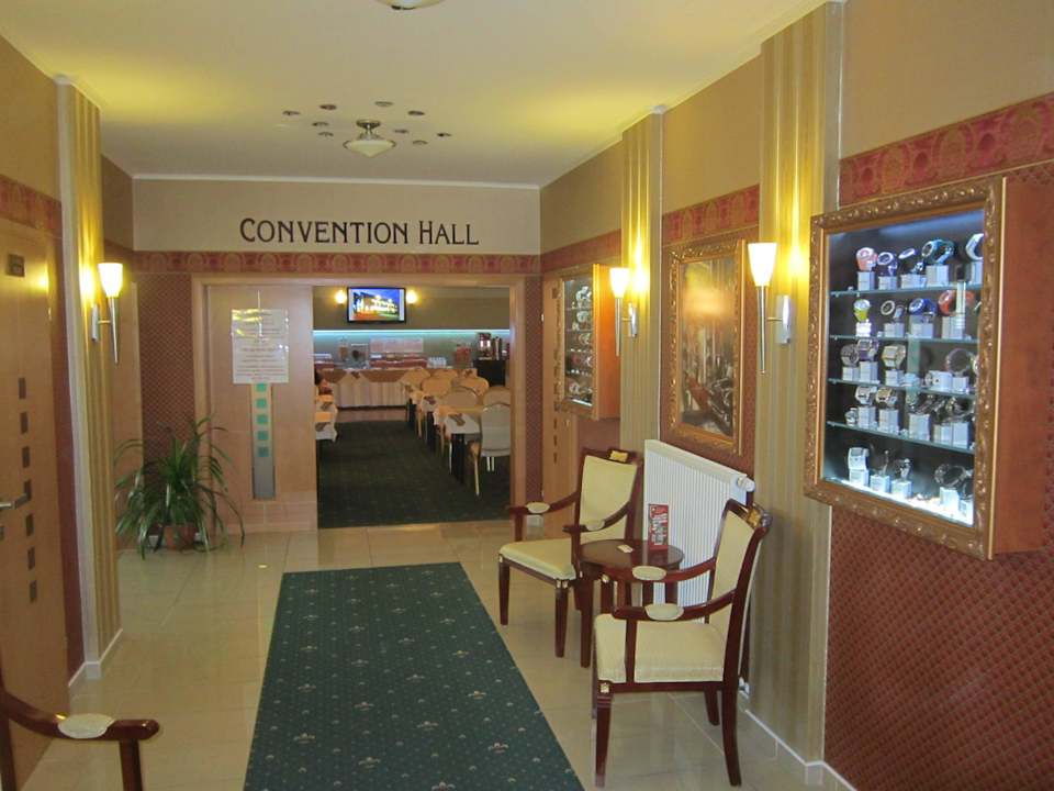 Eingangsbereich und Frühstücksraum Hotel Tommy