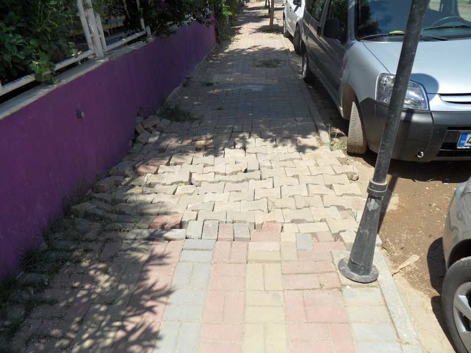 Weg vom Haupthaus zu den Nebengebäuden Club Hotel Anjeliq