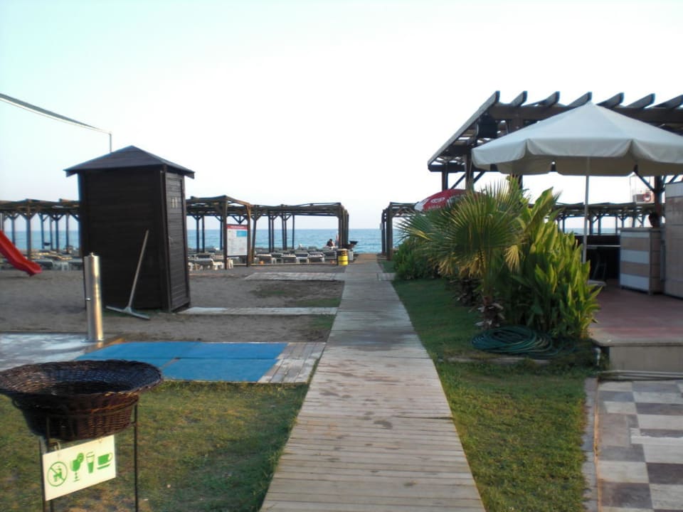 Strandbereich mit Strandbar rechts Marvida Family Eco