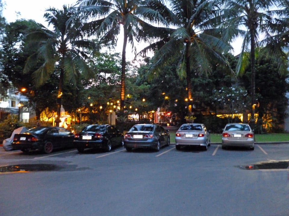 Vor dem Hotel Eingang DoubleTree by Hilton Phuket Banthai Resort