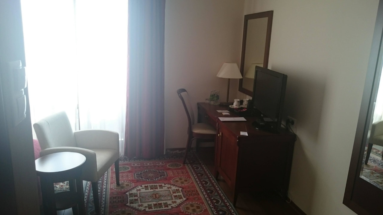 Biurko i fotel Hotel Słoneczny Młyn