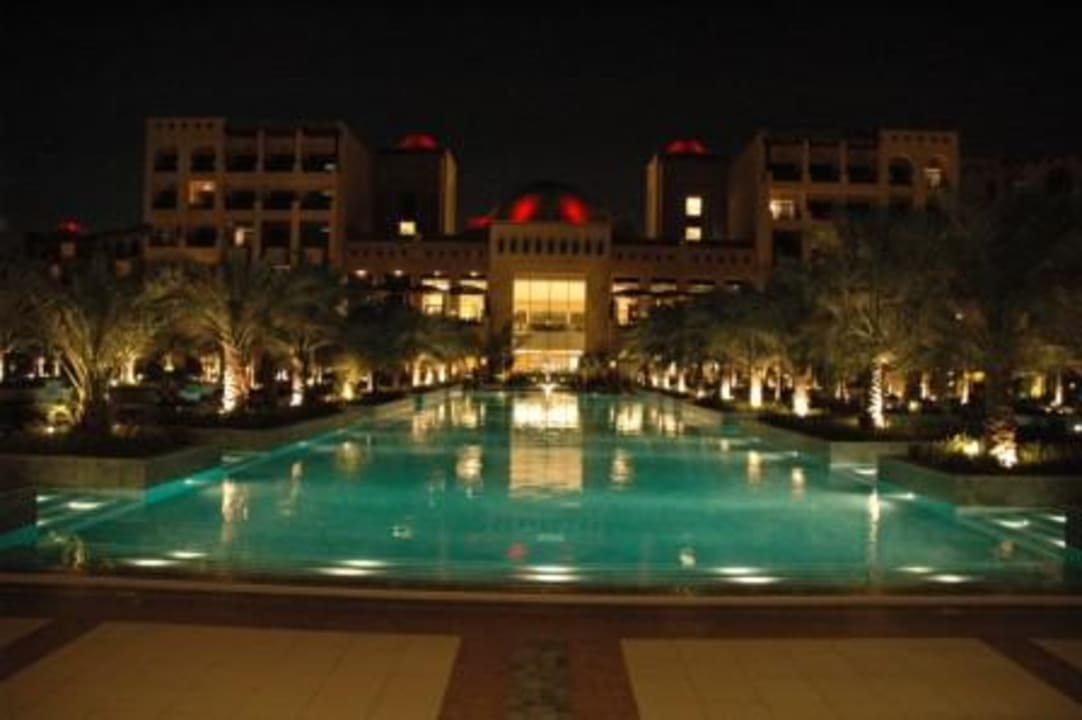 Hauptpool mit Haupthaus bei Nacht Rixos Al Mairid Ras Al Khaimah