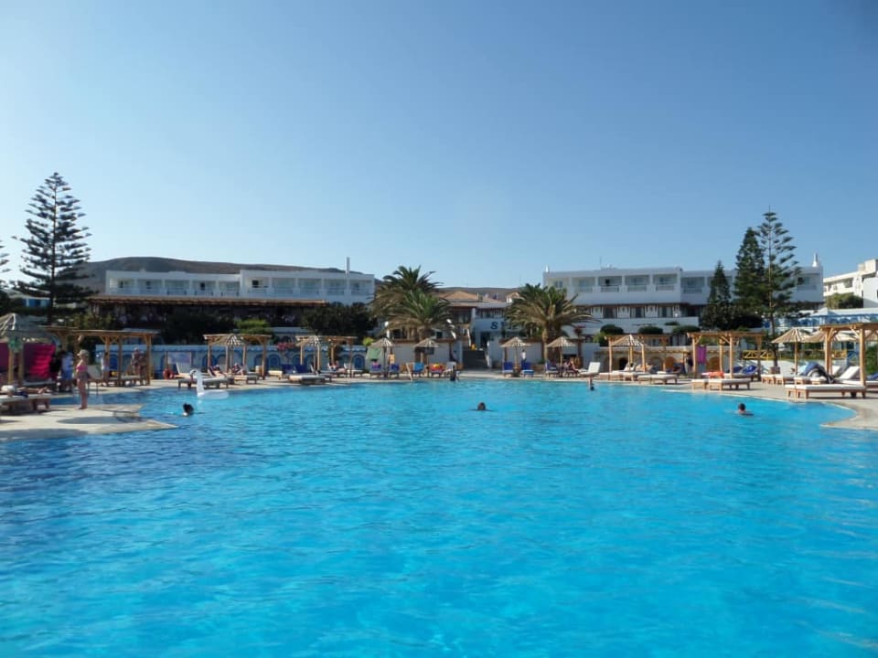 Główny basen i widok na hotel Mitsis Selection Rinela