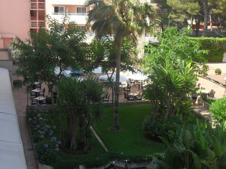 Blick vom Balkon auf den Außenbereich Grupotel Orient