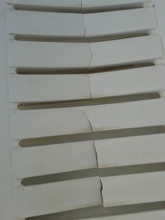 Durchgebrochene Liegen Azak Beach Hotel