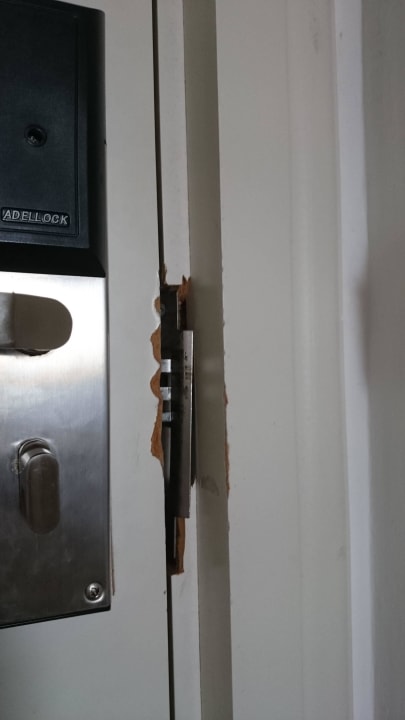 Beschädigte Tür Alba Queen Hotel