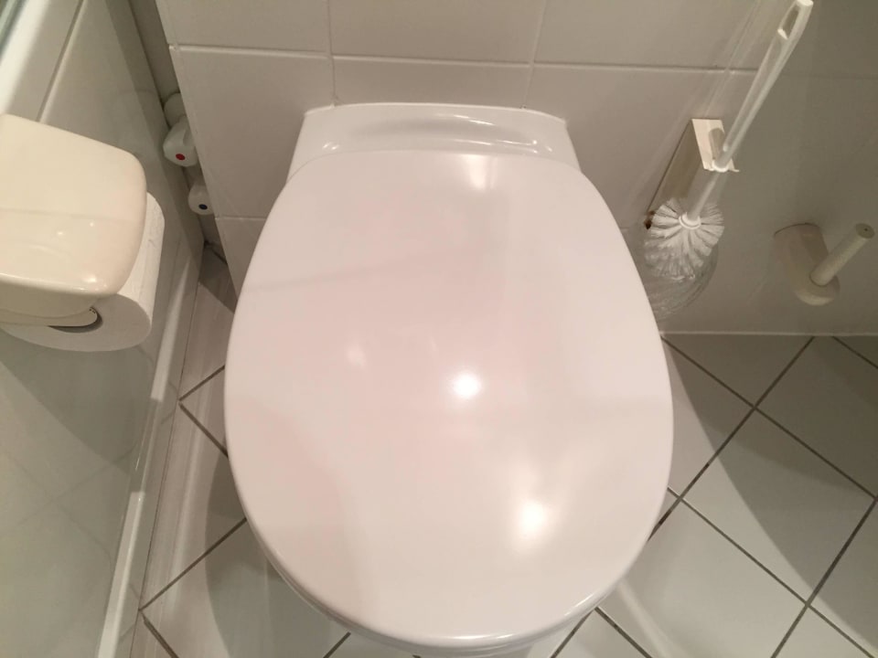 Toilette zu eng an der Rolle  Badhotel Sternhagen