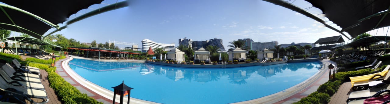 Бассейн у ресторана Revan Limak Lara Deluxe Hotel & Resort