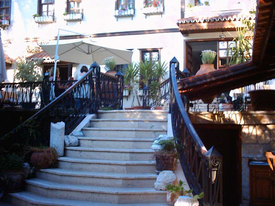 Treppenaufgang zum Haupthaus Dogan Hotel by Prana Hotels & Resorts