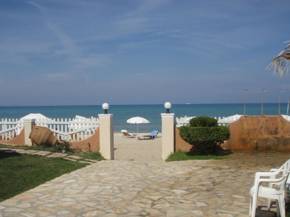 Strand vor der Tür Acharavi Beach Hotel