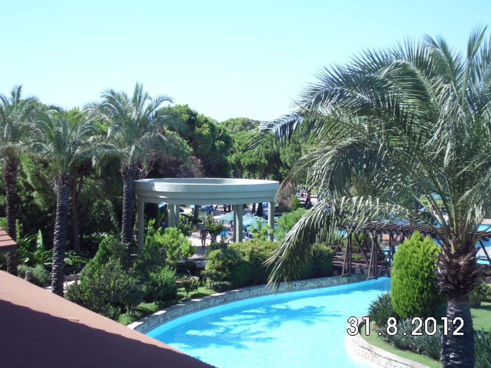 Blick von der Lobby auf die Poolanlage IC Hotels Green Palace