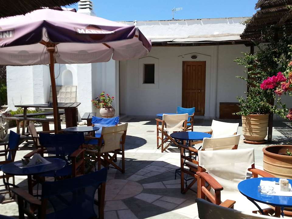 Innenhof mit Frühstücksbereich Hotel Sirocos Studios