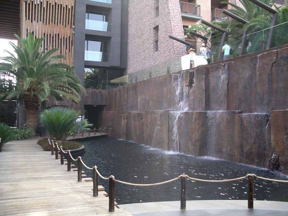 Steg mit Wasserfall Lopesan Baobab Resort