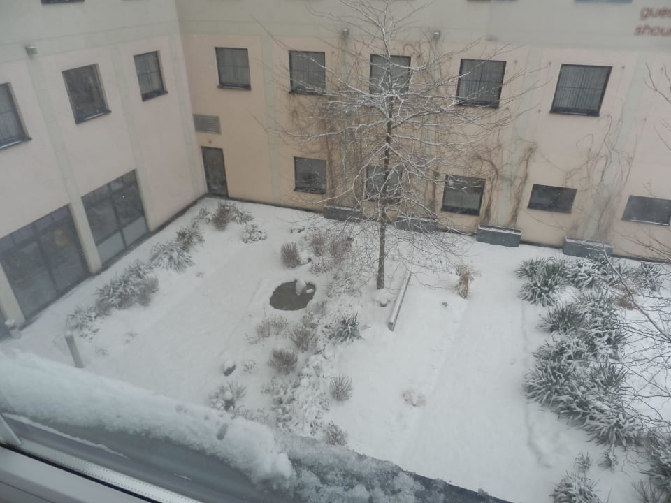 Blick in den Innenhof Holiday Inn Express Berlin City Center