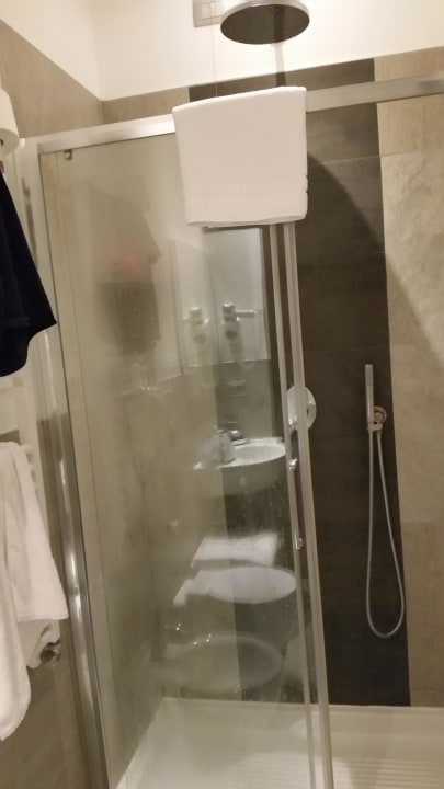 Badezimmer mit Regendusche Hotel Paganelli