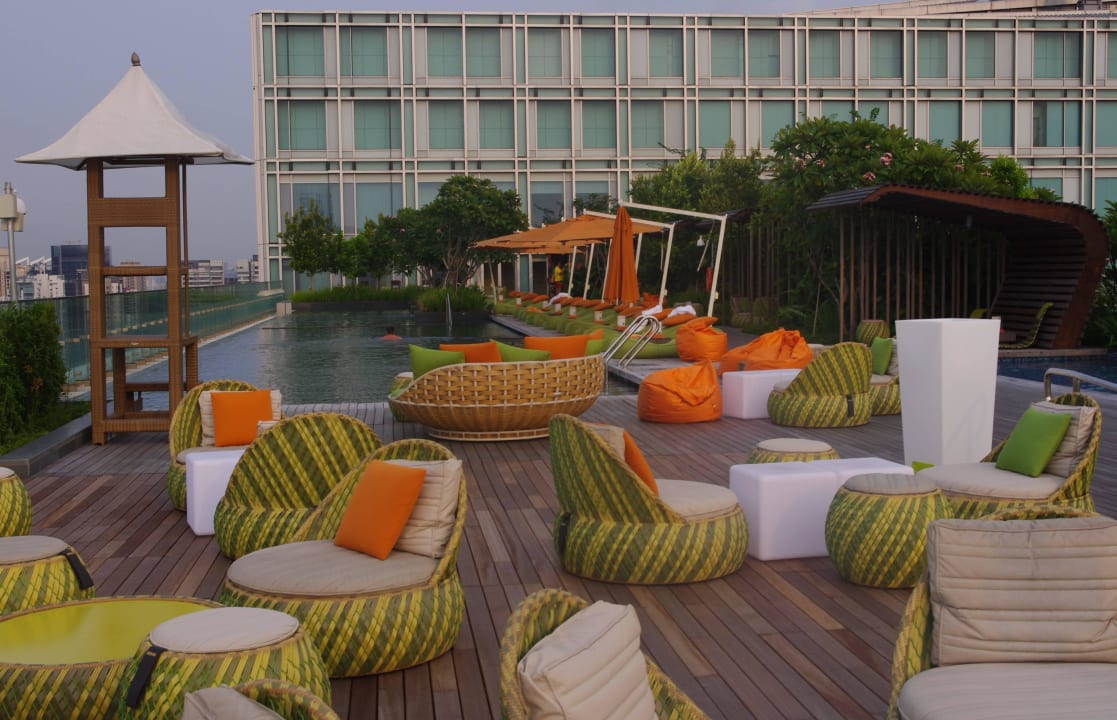 Bölick über die Poolanlage Hotel Jen Orchardgateway Singapore