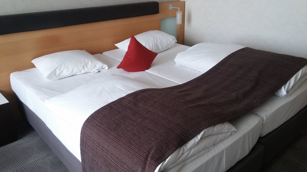 Schönes und großes Bett Hotel Novotel Karlsruhe City