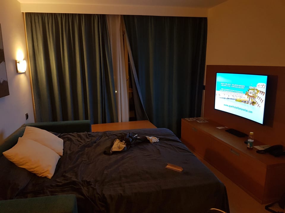 Wohnzimmer aufgeklapptes Bett/Sofa Aparthotel Fontanellas Playa