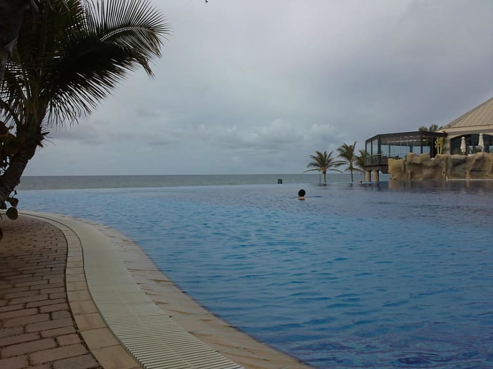 Pool bei Bewölkung Lopesan Costa Meloneras, Resort & Spa