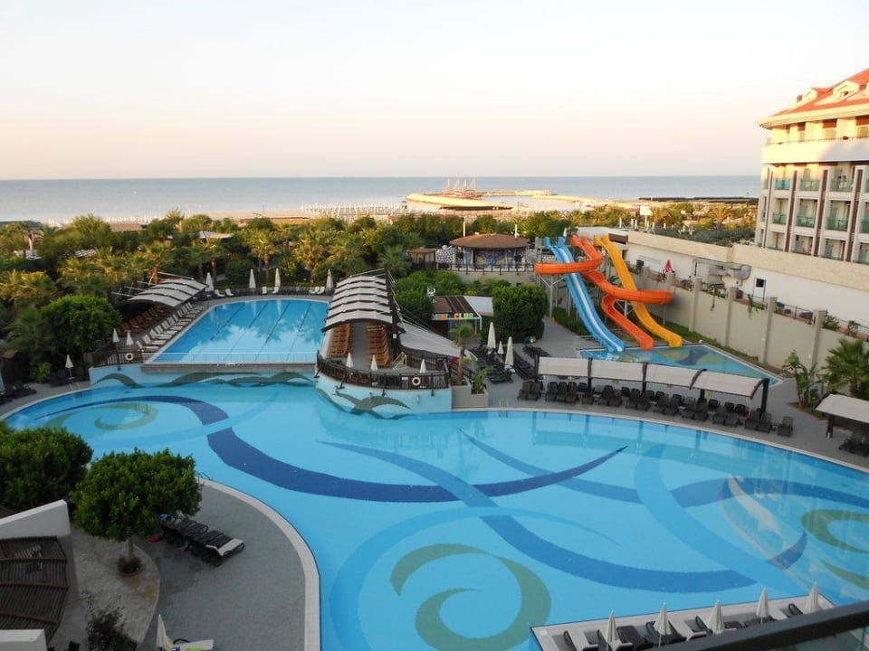 Blick vom Balkon auf Pool und Meer Aydinbey Kings Palace & Spa