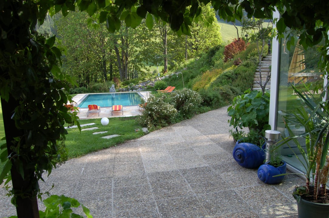 &quot;Blick in einen Teil des Gartens &quot; Hotel Saalbacher Hof