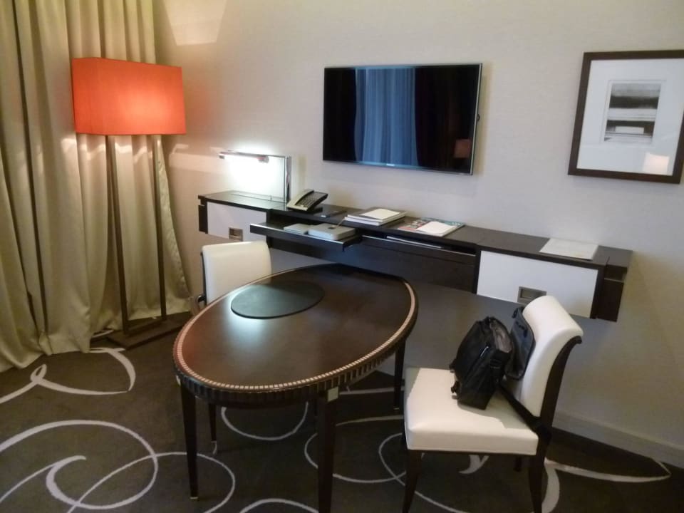 Kleine Schreibecke mit TV Waldorf Astoria Berlin