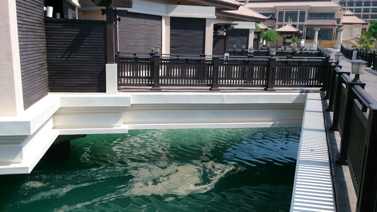 Meerwasser bei den Overwater-Villen... Anantara The Palm Dubai Resort