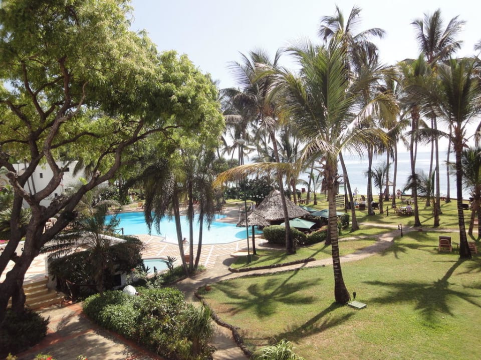 Blick Garten/Pool Serena Beach Resort & Spa