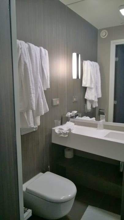 Das Bad (kurz vor unserem Auszug) MOXY Frankfurt Airport