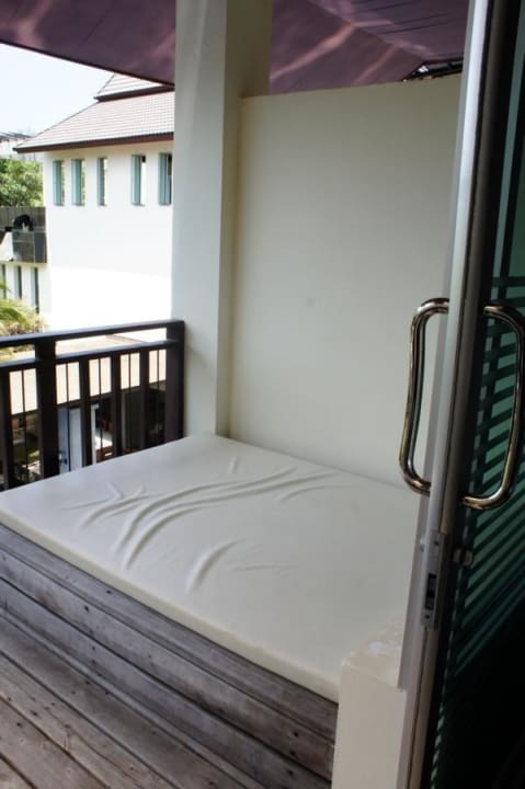 Balkon mit Liegewiese Hotel Lanta Sand Resort & Spa