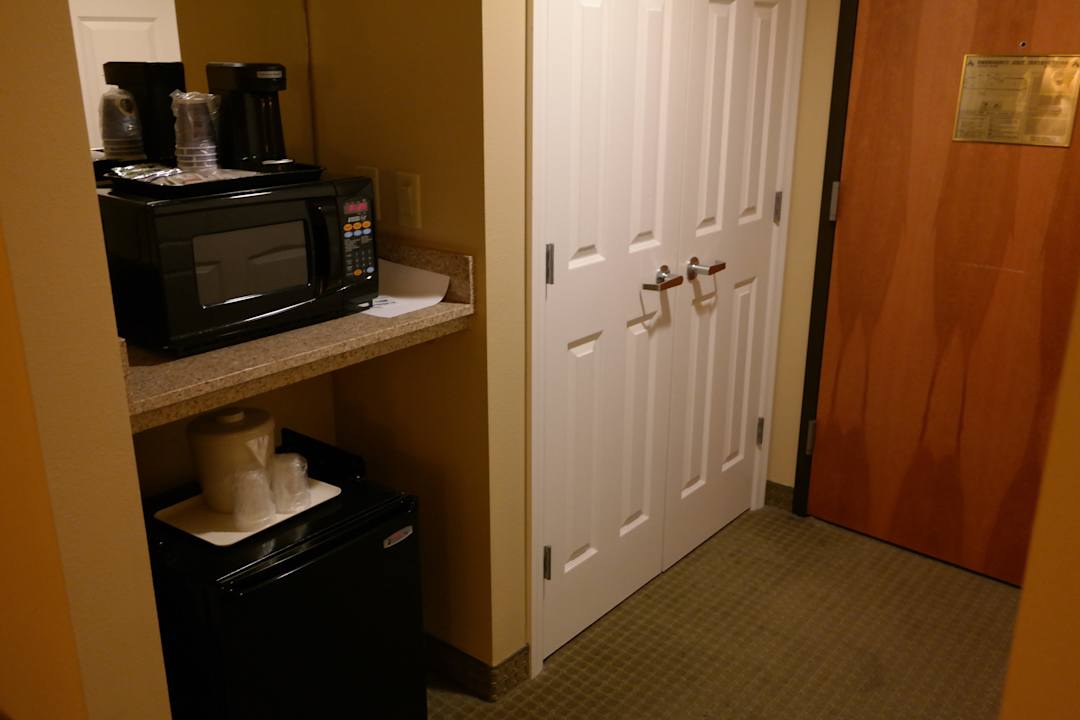 Kühlschrank und Mikrowelle Hotel Holiday Inn Express Fort Myers West - The Forum