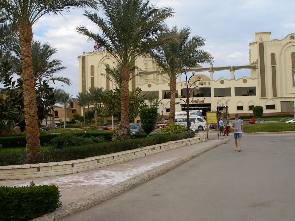 Вид на главный корпус со стороны клаба Riviera Aqua Park Resort