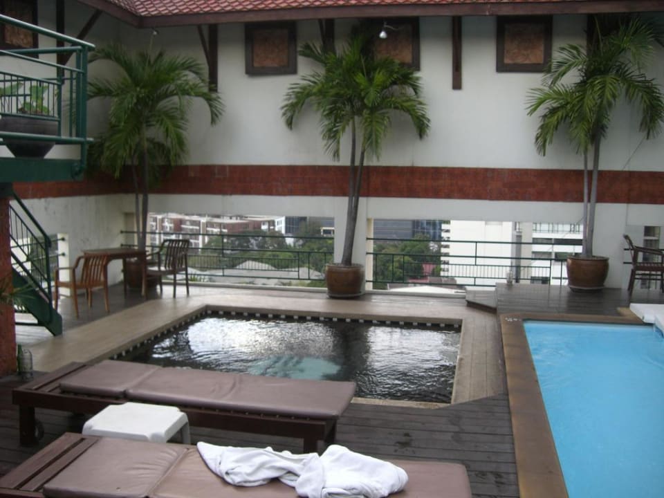 Pool auf der Dachterrasse Pinnacle Lumpinee Park Hotel